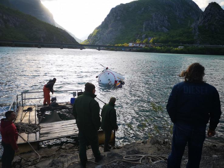 Ronioci izvukli tijelo vozača cisterne koja je završila u jezeru