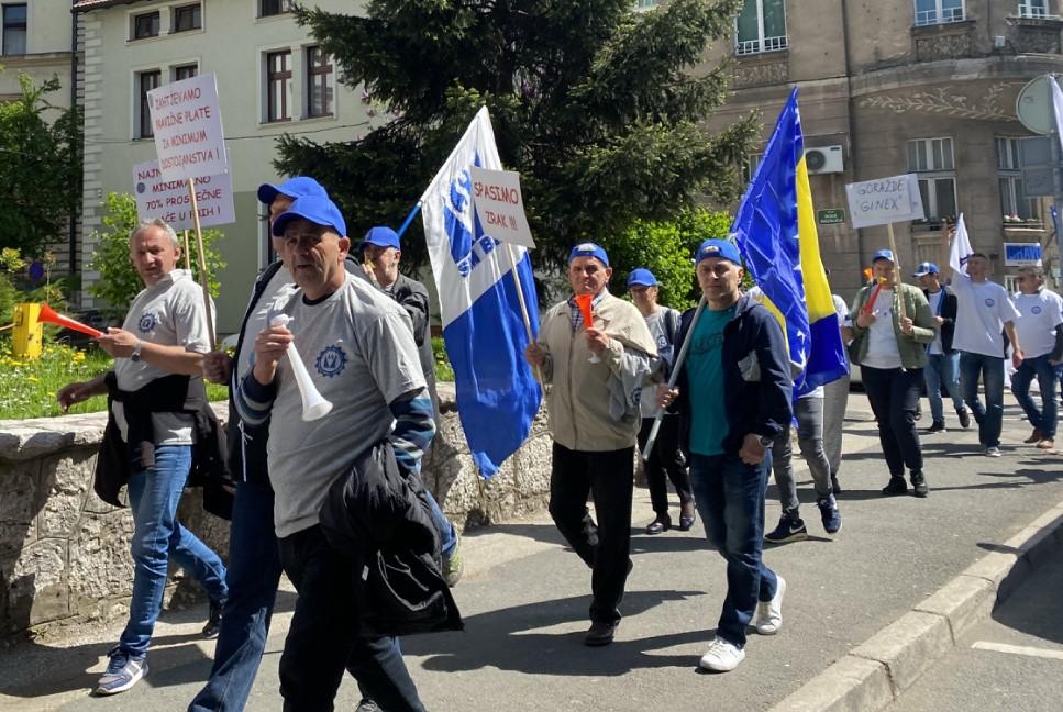 Radnici metalske industrije u protestnoj šetnji do zgrade Vlade FBiH
