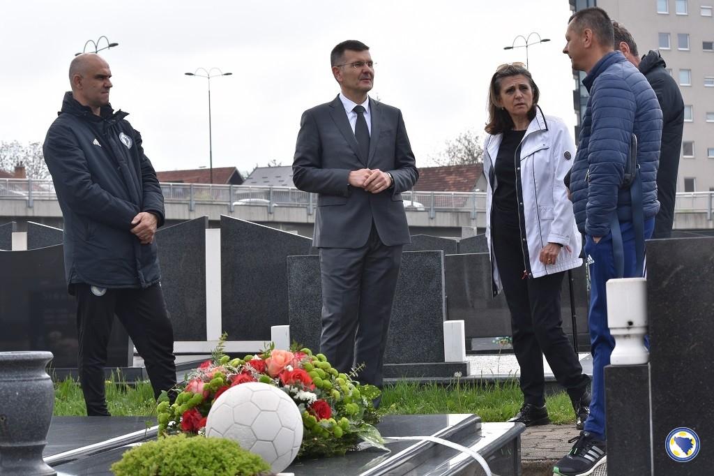 Delegacija NSBiH položila cvijeće na grob Josipa Škije Katalinskog