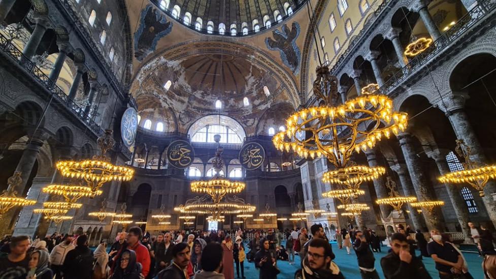 Prvi dan Bajrama istanbulsku džamiju Aja Sofiju posjetilo 104.325 osoba