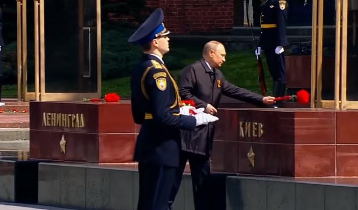 Putin polaže cvijeće u čast Kijevu - Avaz