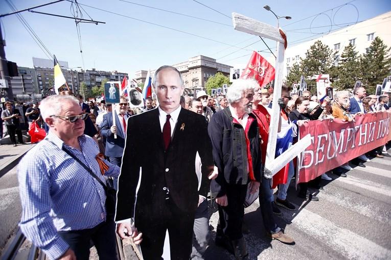 U Beogradu marširali s kartonskim Putinom i velikim slovom Z: Vikali "živjela Rusija"