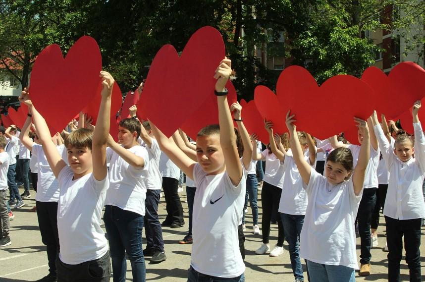 Djeca držala transparent srce u rukama - Avaz
