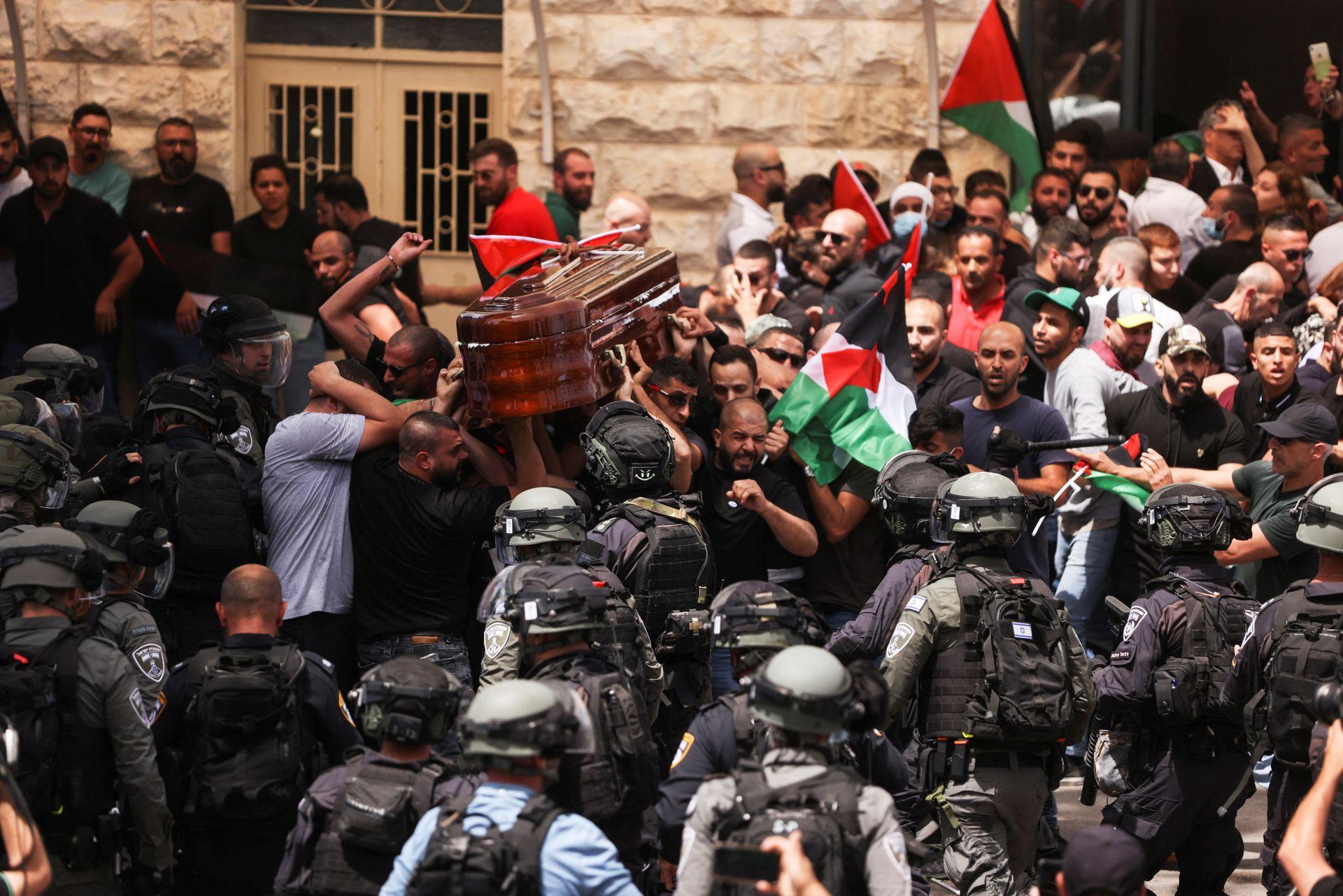 Policija napala učesnike sahrane palestinske novinarke Shireen Abu Akleh