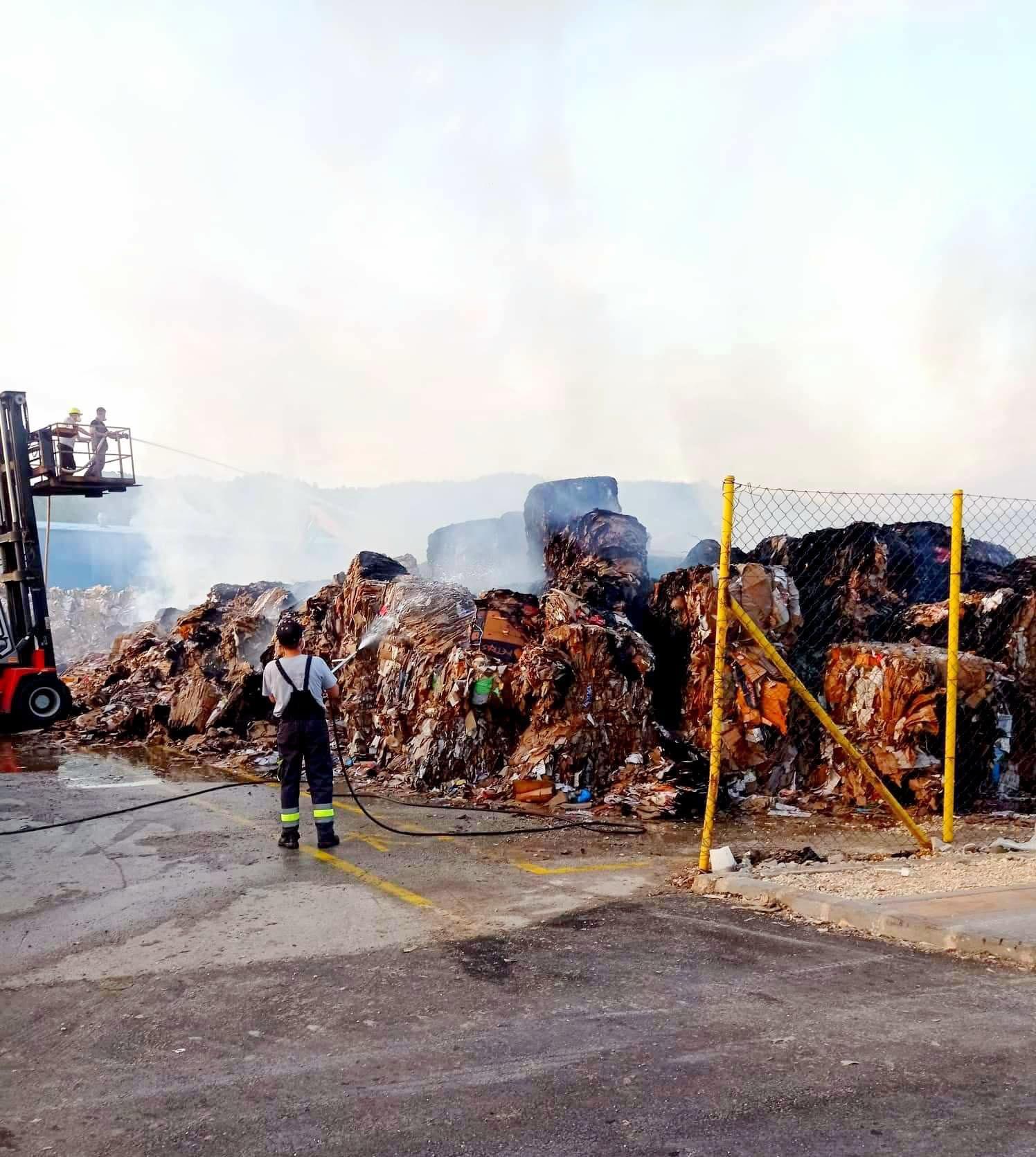 Požar u fabrici papira i celuloze "Natron Hayat" stavljen pod kontrolu, pogledajte posljedice