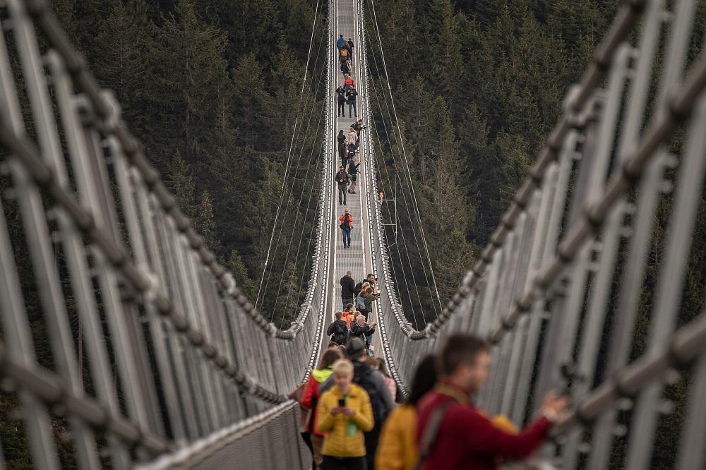 Pogled je predivan, ali ne bi se svi usudili proći: Češka otvorila najduži viseći most na svijetu