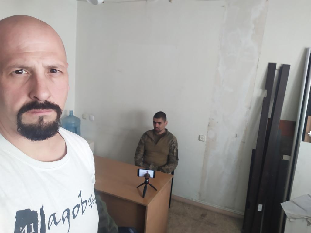 Novinar iz RS objavio fotografiju sa zarobljenim Hrvatom: Pažnju izazvao i detalj na njegovoj majici
