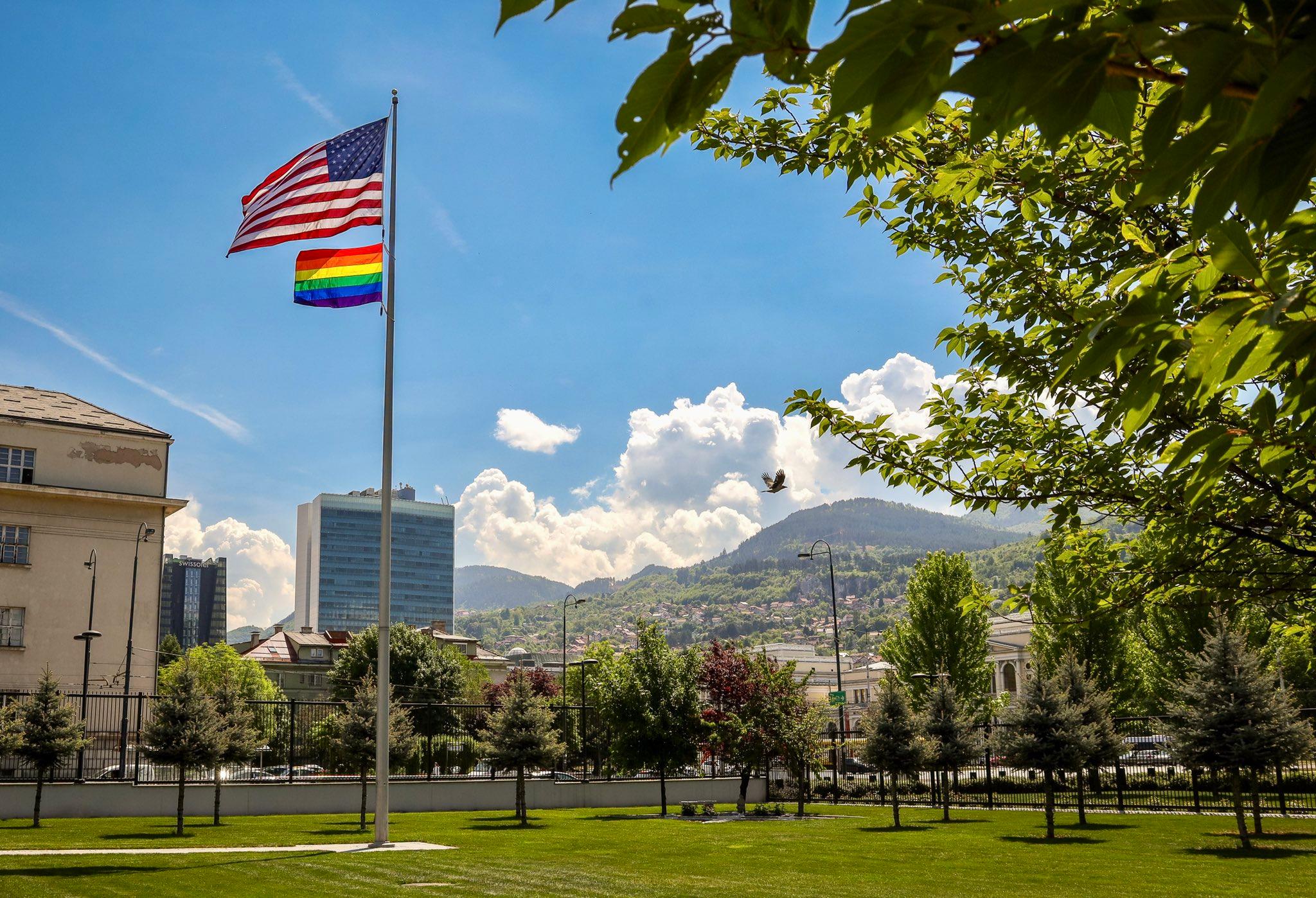 Zastava ponosa se vijori iznad Ambasade SAD u SArajevu - Avaz