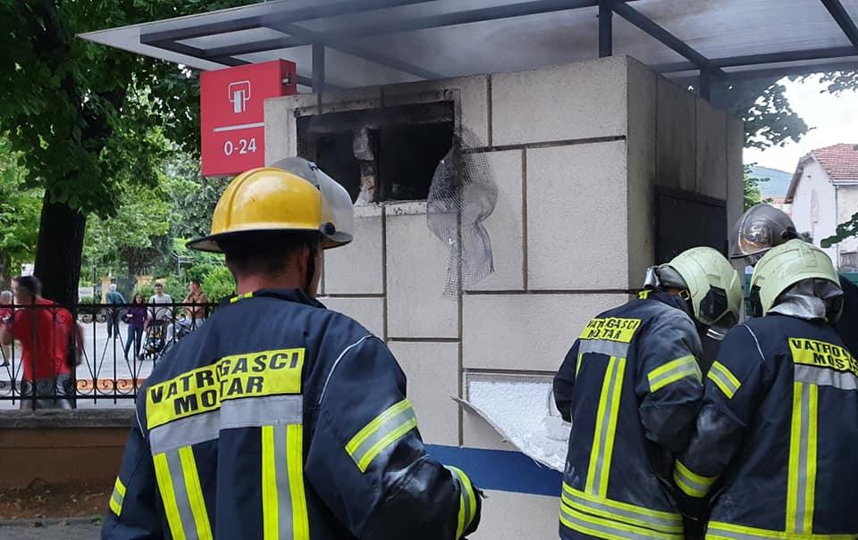 Vatrogasci gasili vatru koja je zahvatila bankomat - Avaz