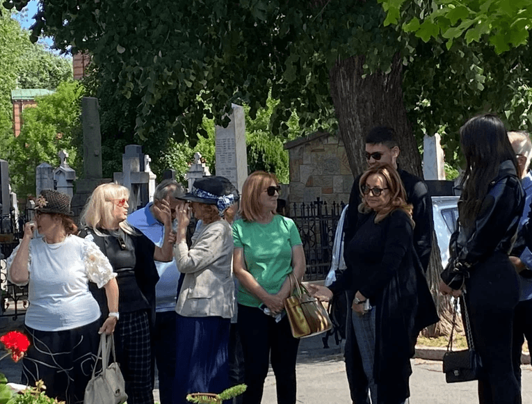 Šest mjeseci od smrti Merime Njegomir: Porodica i prijatelji se okupili na grobu pjevačice