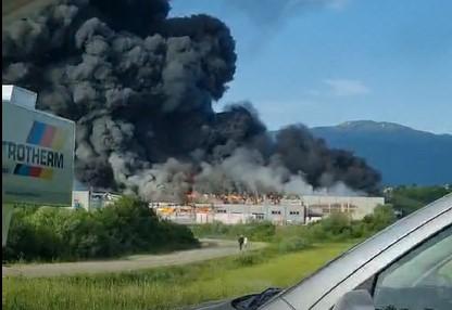 Katastrofa: Vatra guta fabriku stiropora u Bihaću, kulja crni dim
