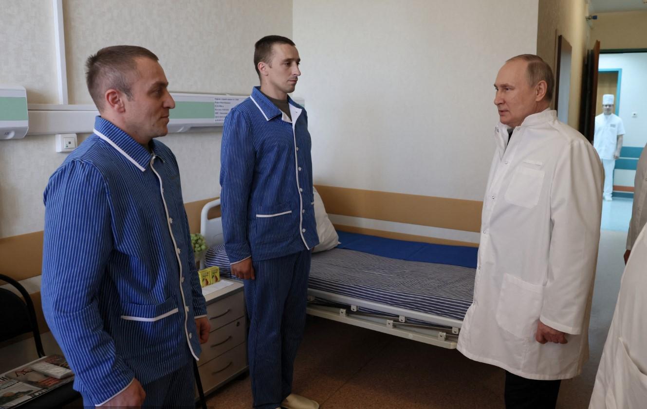 Putin prvi put posjetio ruske vojnike ranjene u Ukrajini