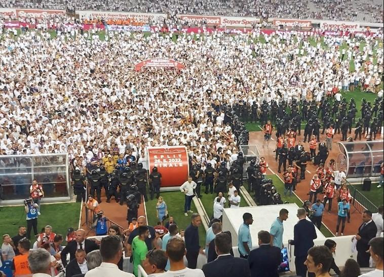 Hajduk osvojio Kup: Domaći navijači utrčali na travnjak, policija čuva "Armadu"