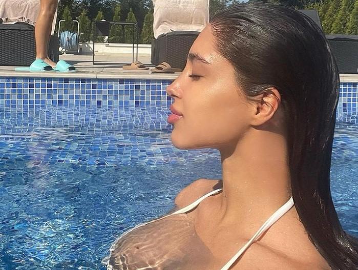 Kćerka Harisa Džinovića uživa u luksuzu: Pliva u svom bazenu, u prvom planu bujne grudi