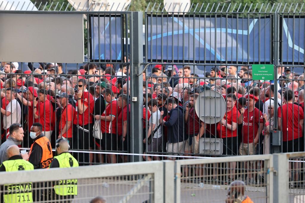 Brojni Liverpulovi navijači ostali su ispred stadiona - Avaz