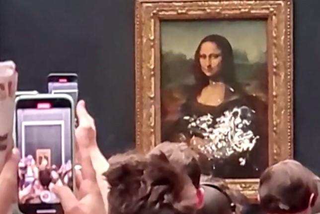 Nesvakidašnji događaj u muzeju Luvre: Muškarac u invalidskim kolicima "napao" Mona Lizu tortom