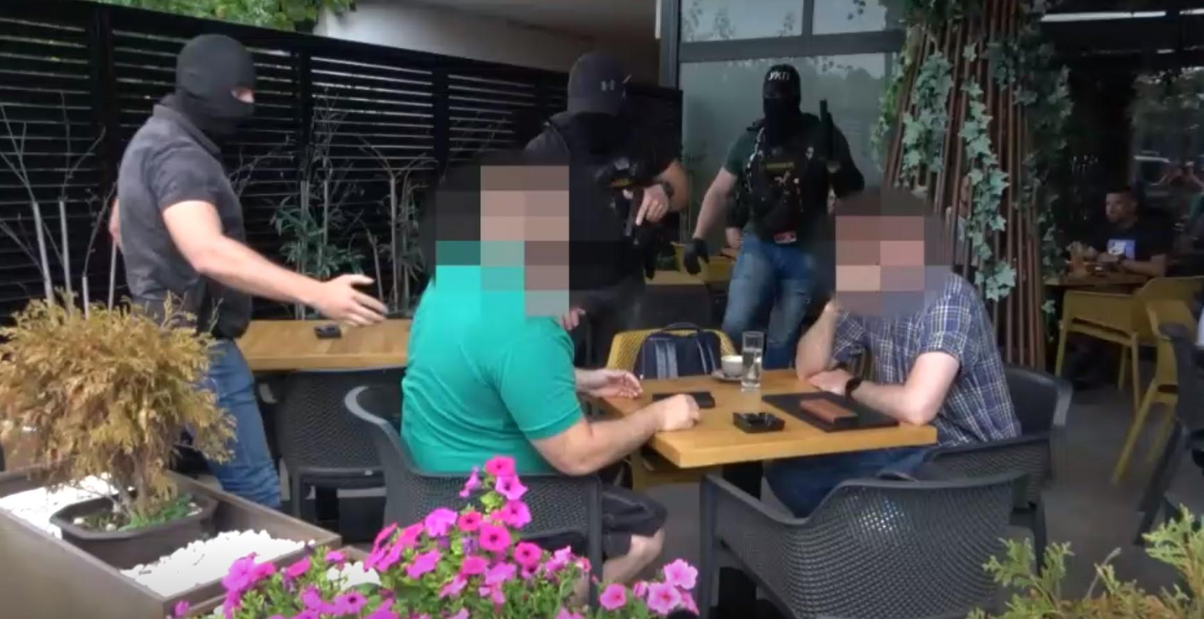 Pogledajte video: Mirno pio kafu u kafiću, a onda ga je policija uhapsila