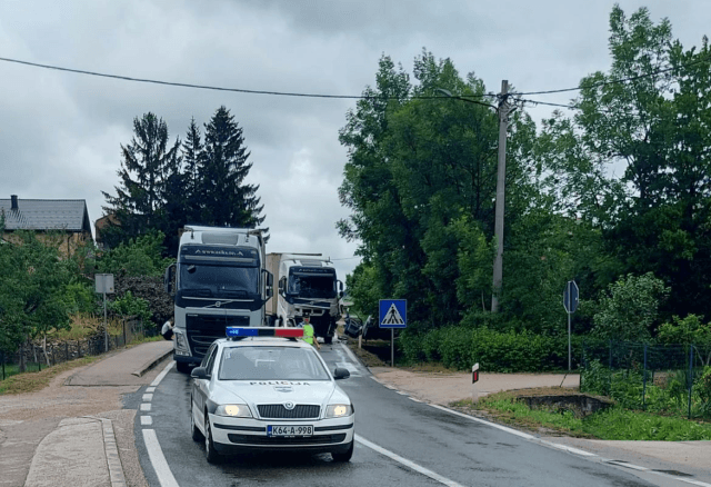 Teška saobraćajna nesreća u Bihaću: Učestvovala dva kamiona i auto