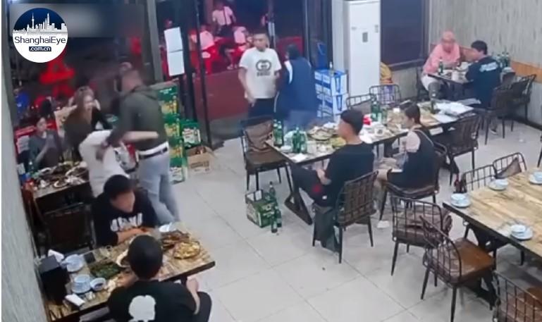 Uhapšena devetorica muškaraca nakon napada na ženu u restoranu na sjeveru Kine