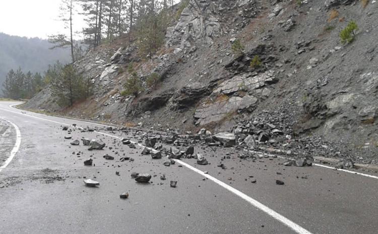 Vozači oprez: Mogući sitni odroni zemlje i kamenja na cesti