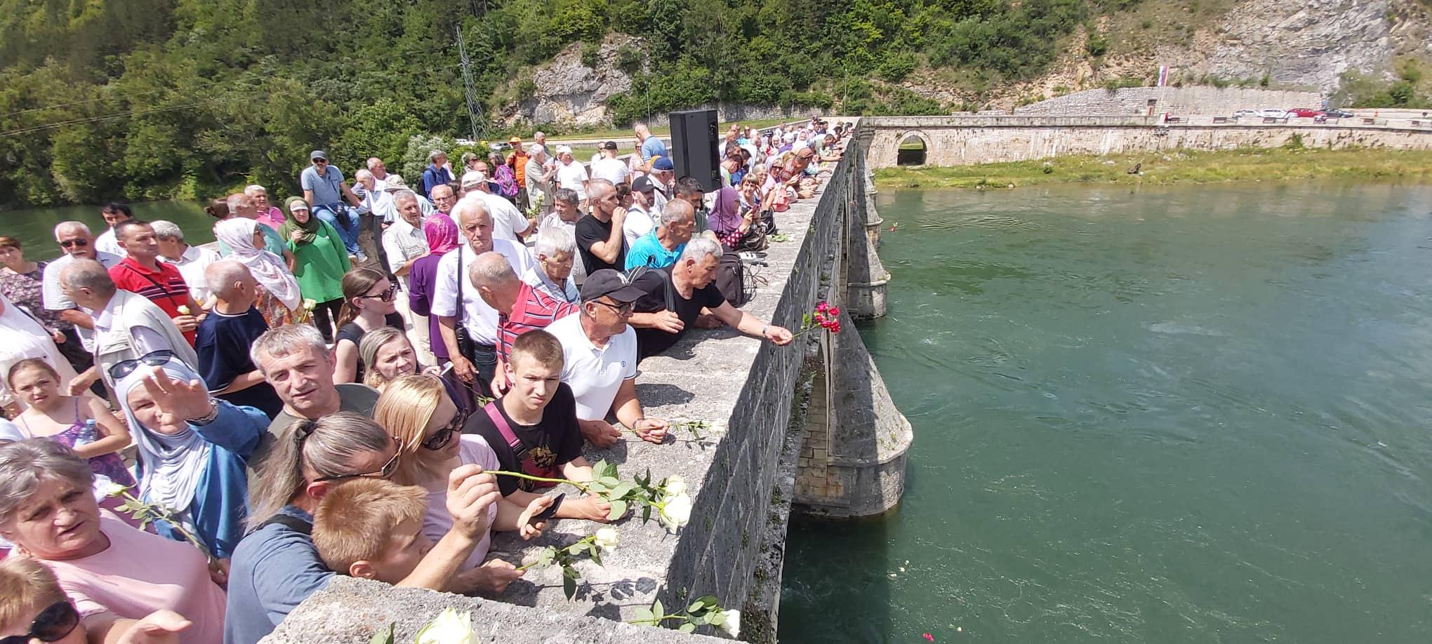Sjećanje na ubijene Bošnjake: U Drinu s mosta bačeno 3.000 ruža