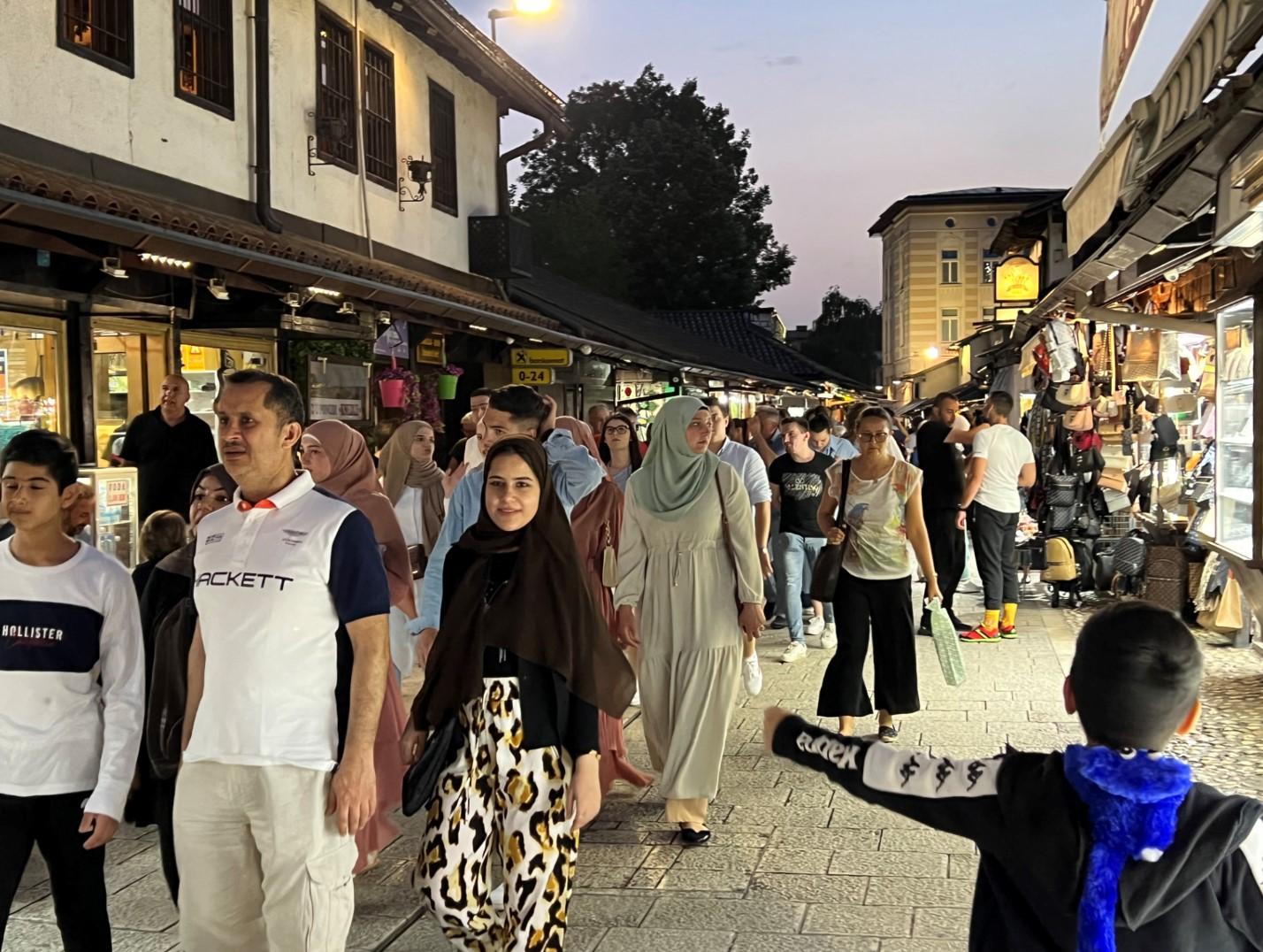 Brojne Sarajlije i turisti iskoristili toplu noć za šetnju