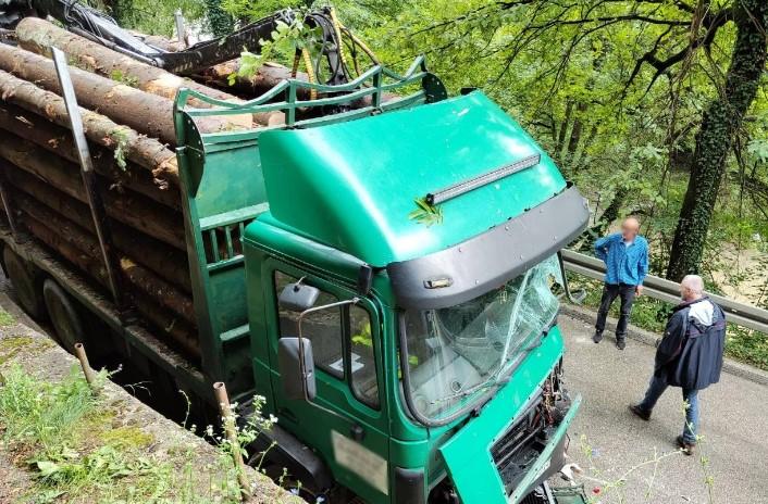 Užas kod Zavidovića: Sudarila se dva kamiona