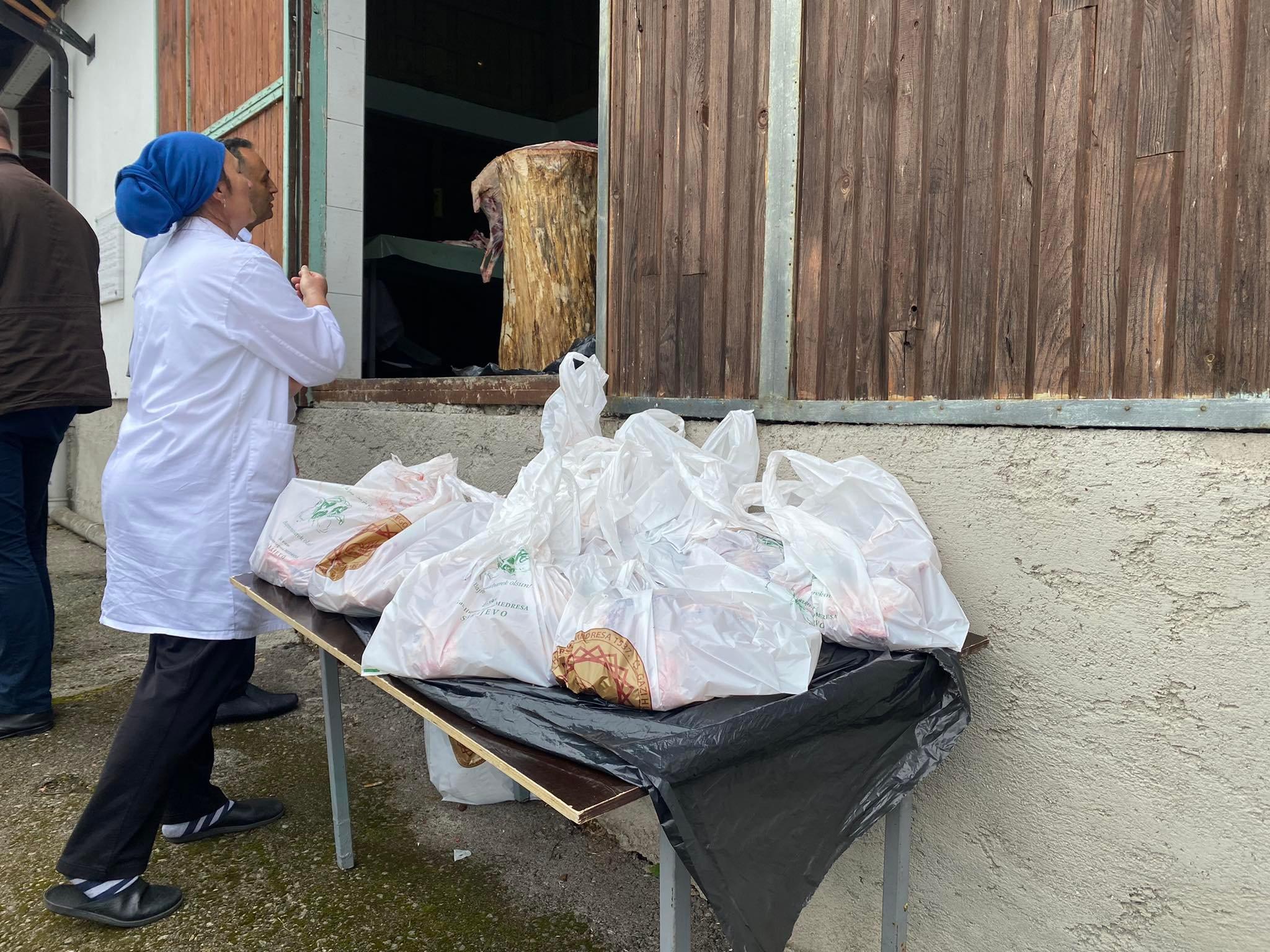 Pakovanje kurbanskog mesa u kese - Avaz