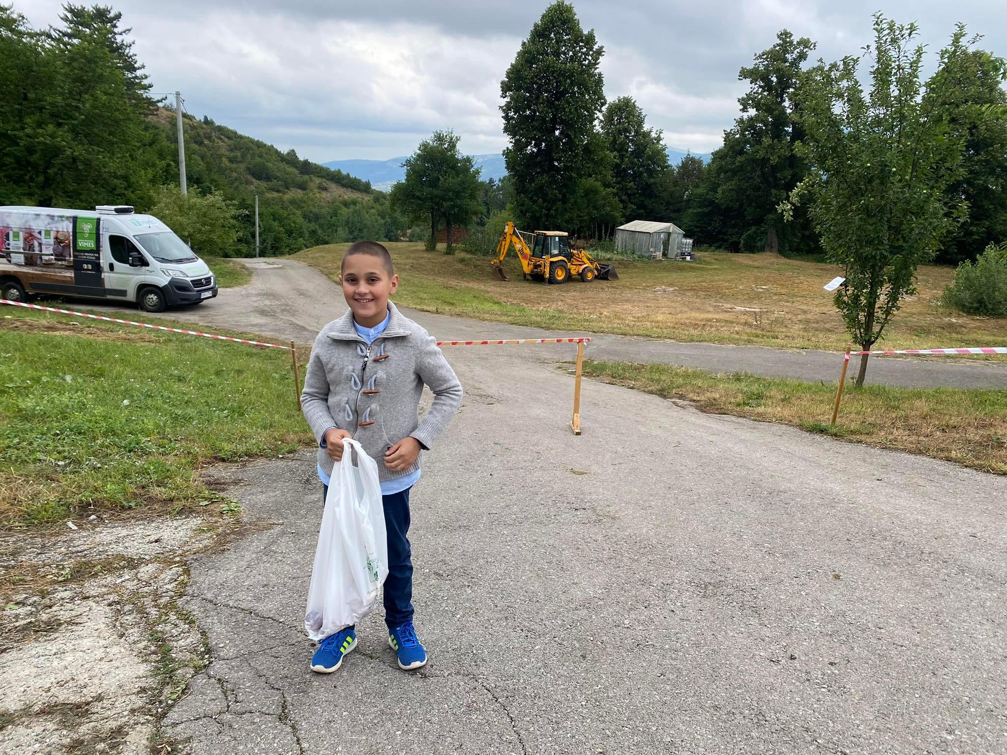 Dječak Imran Džerzić došao sa roditeljima po kurbansko meso - Avaz