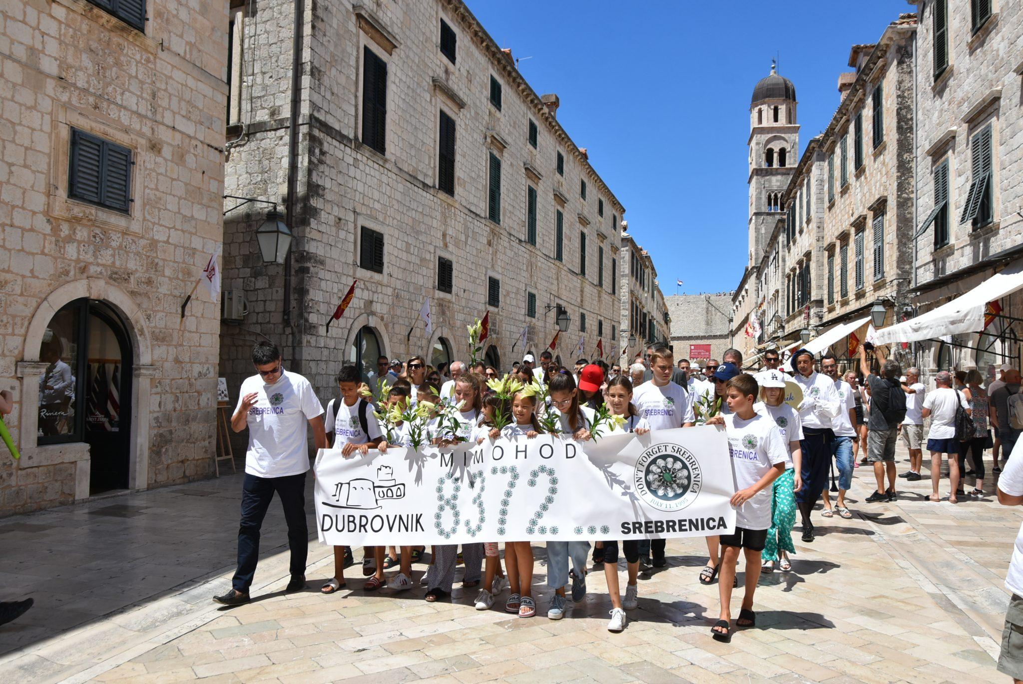 I Dubrovnik odao počast žrtvama genocida: Održan tradicionalni Mimohod, učesnici bacali ljiljane u more