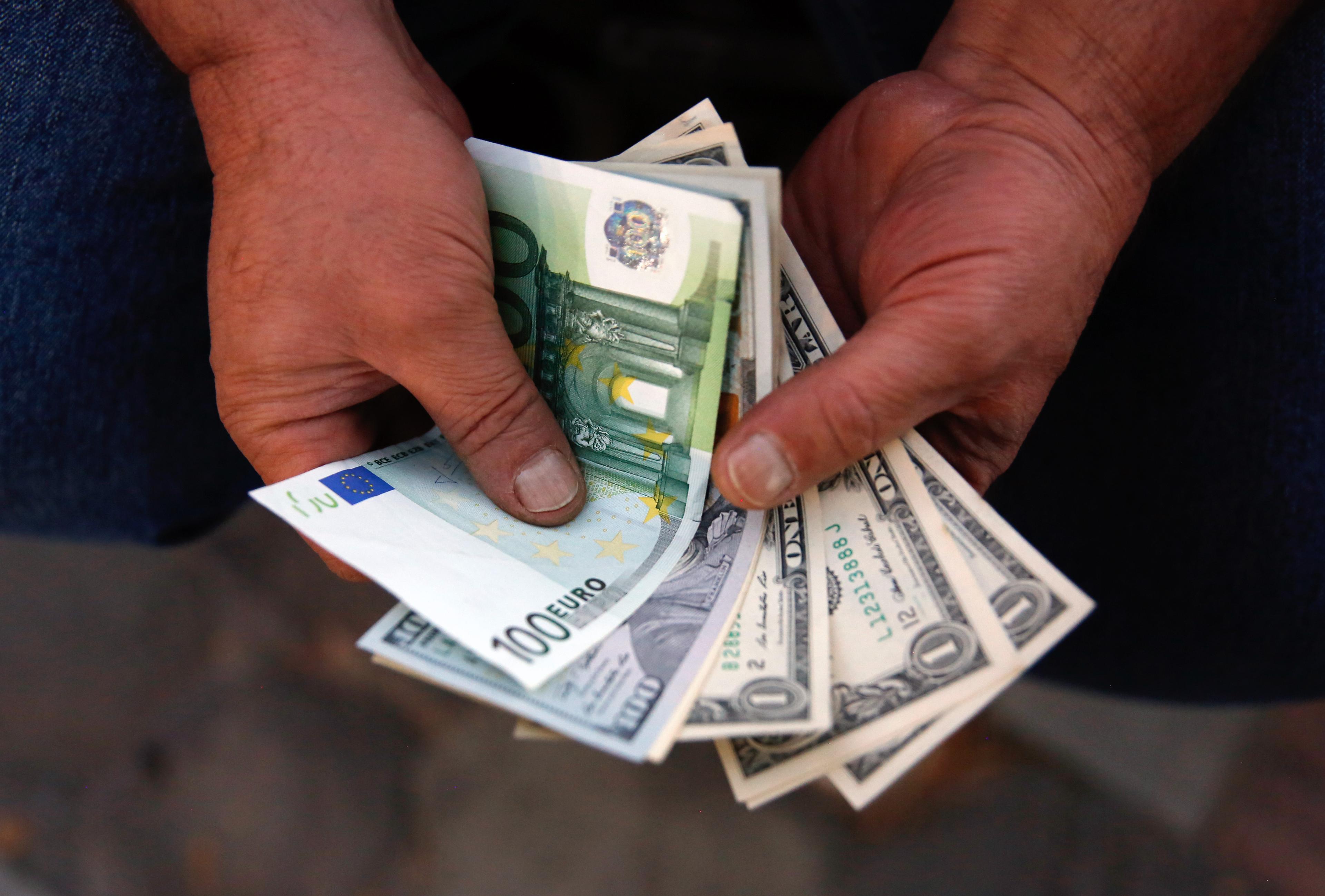 Prvi put u 20 godina: Izjednačili se dolar i euro