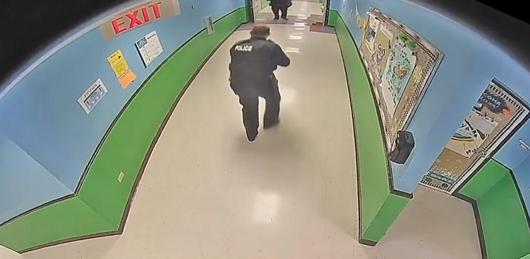 Procurili snimci: Policajci u hodniku čekali i slušali kako ubica čini masakr u školi u Teksasu