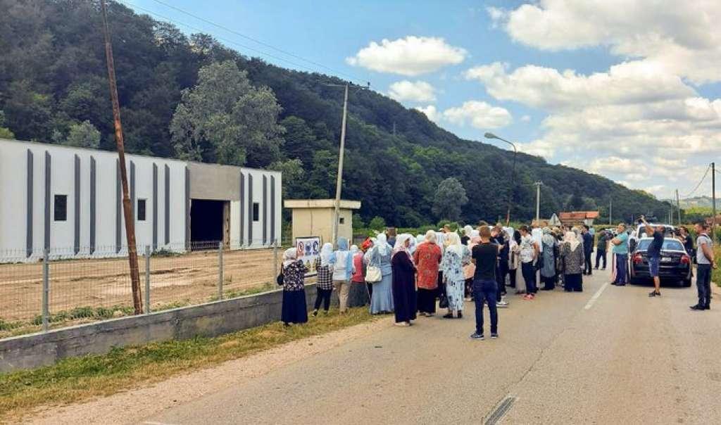 Klub Bošnjaka u Vijeću naroda RS-a najoštrije osuđuje zabranu posjete porodica žrtava genocida prostoru ZZ u Kravici