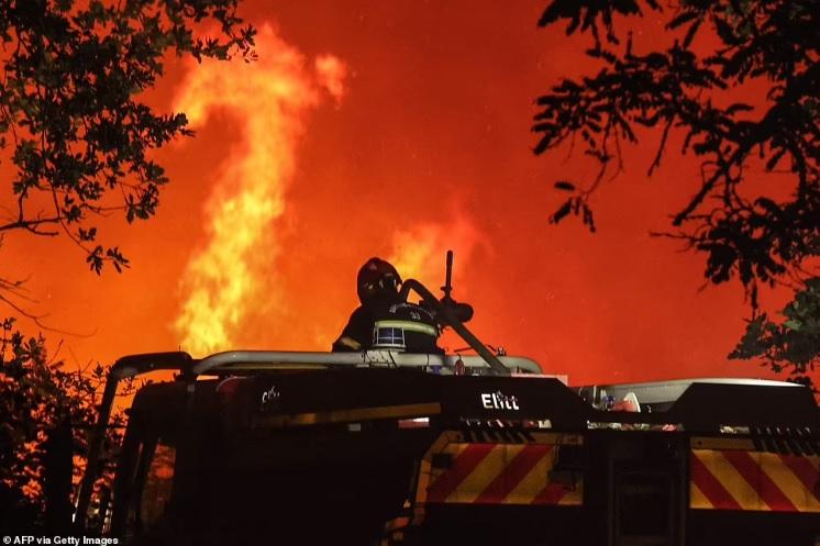 Zastrašujući požar u Francuskoj: Angažirano 600 vatrogasaca, evakuirano na hiljade turista i stanovnika