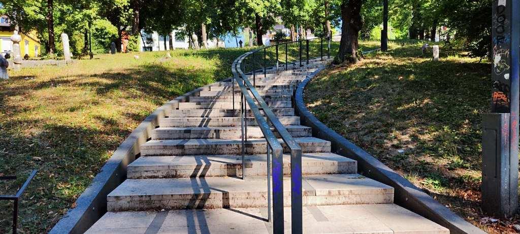 Završena sanacija stepeništa i staza u Velikom parku