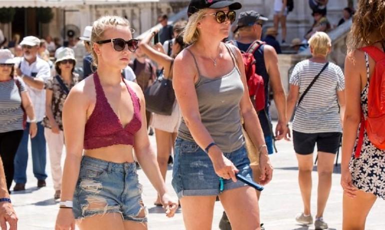 Dvije osobe šetale centrom Dubrovnika u kupaćem kostimu, kažnjeni s po 1.000 kuna