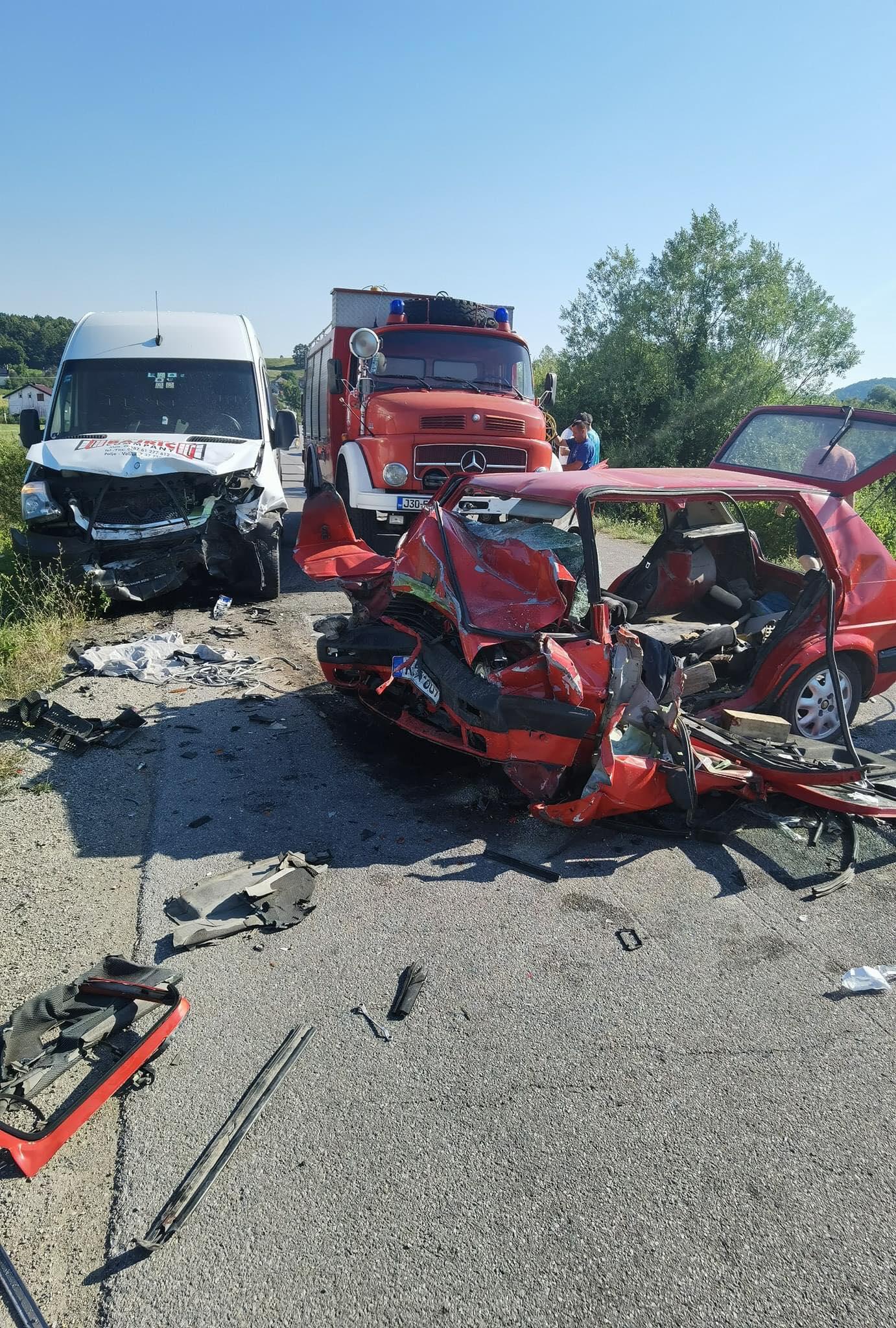 Teška saobraćajna nesreća kod Cazina: Automobili smrskani