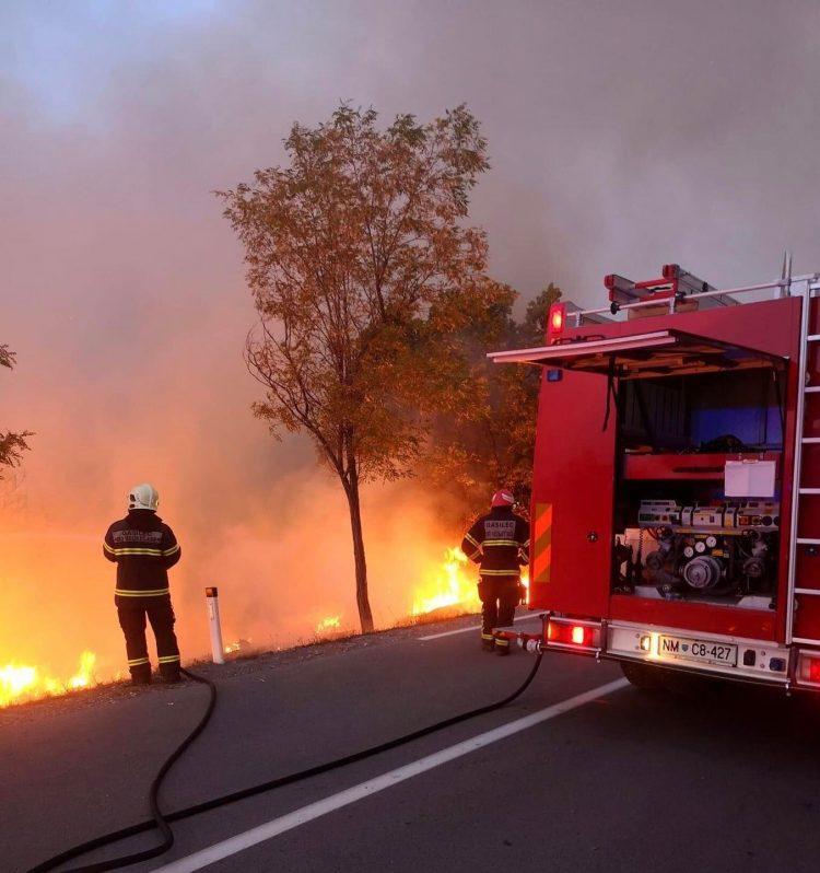 Premoreni vatrogasci ne idu kućama - Avaz