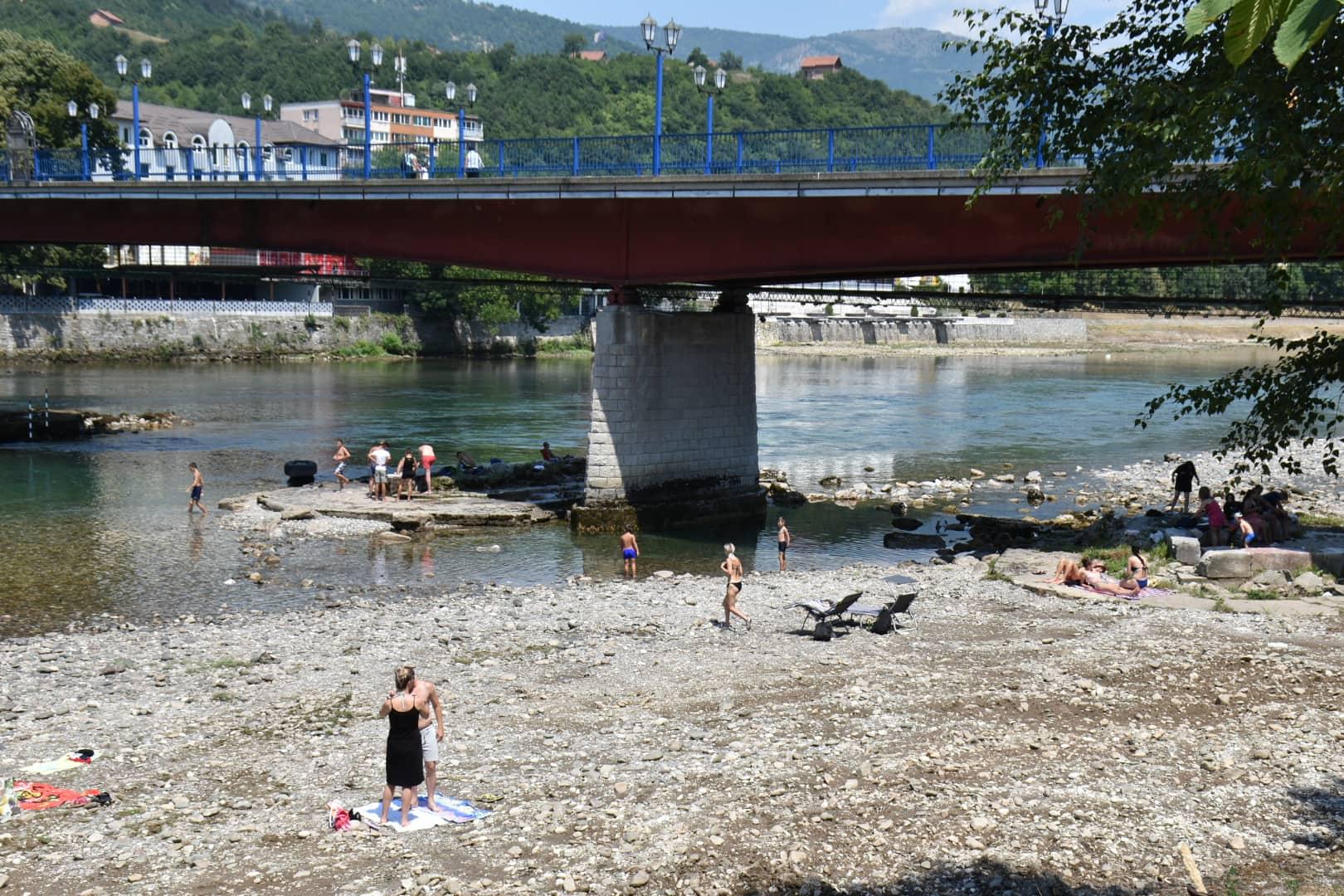 Desetine kupača osvježenje traži na obalama Drine: Na obali temperatura plus 33, u vodi samo 13 stepeni