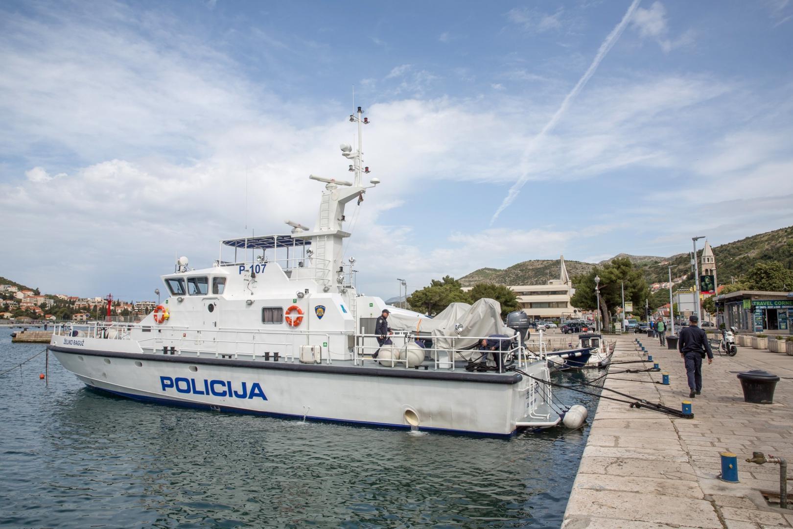 Dramatična noć u Splitu: Turistički brod udario u Zapadnu obalu i potonuo