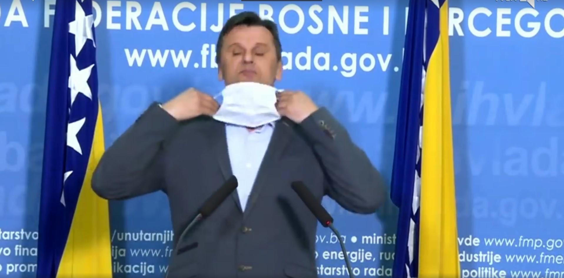 Novalić zvani "Maska": Nabavljao respiratore, a nije znao ni masku staviti - Avaz