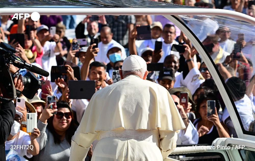 Papa Franjo tokom posjete stadionu - Avaz