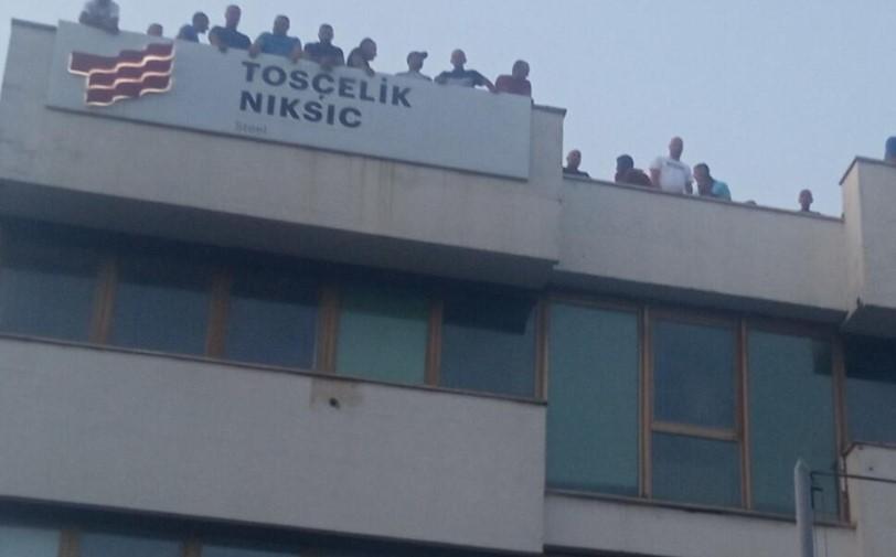 Radnici nikšićke Željezare prijete da će skočiti sa krova, Abazović će razgovarati s njima