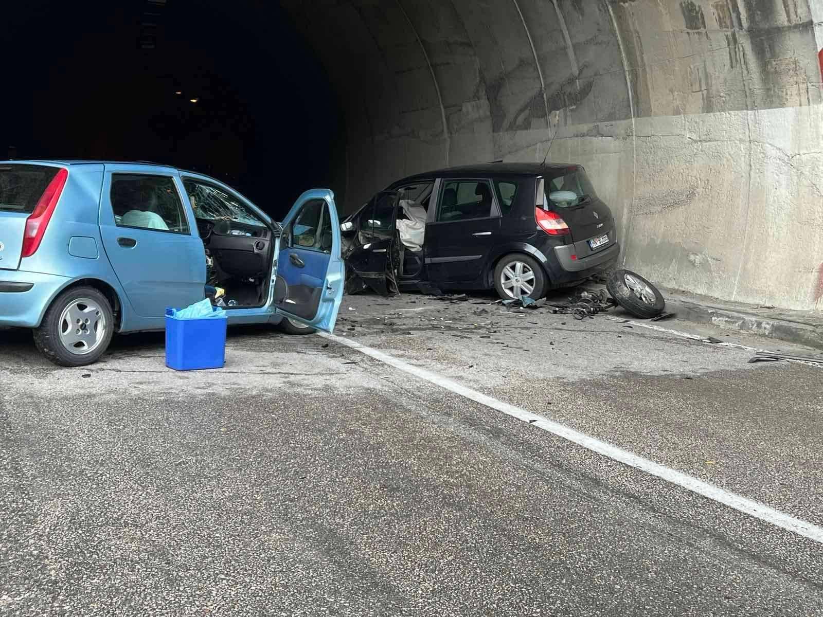 Saobraćajna nesreća kod Ustiprače: Automobili uništeni, ima povrijeđenih, saobraćaj obustavljen