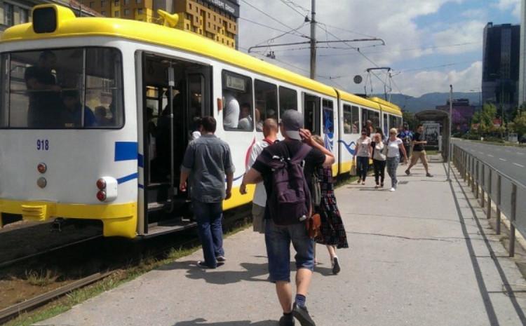Putnici ispred tramvaja - Avaz