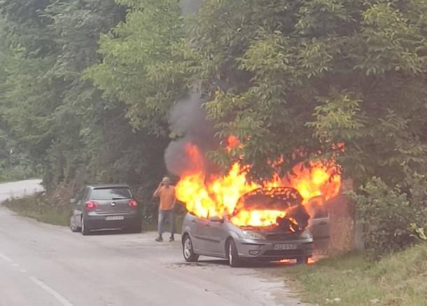 Automobil u plamenu - Avaz