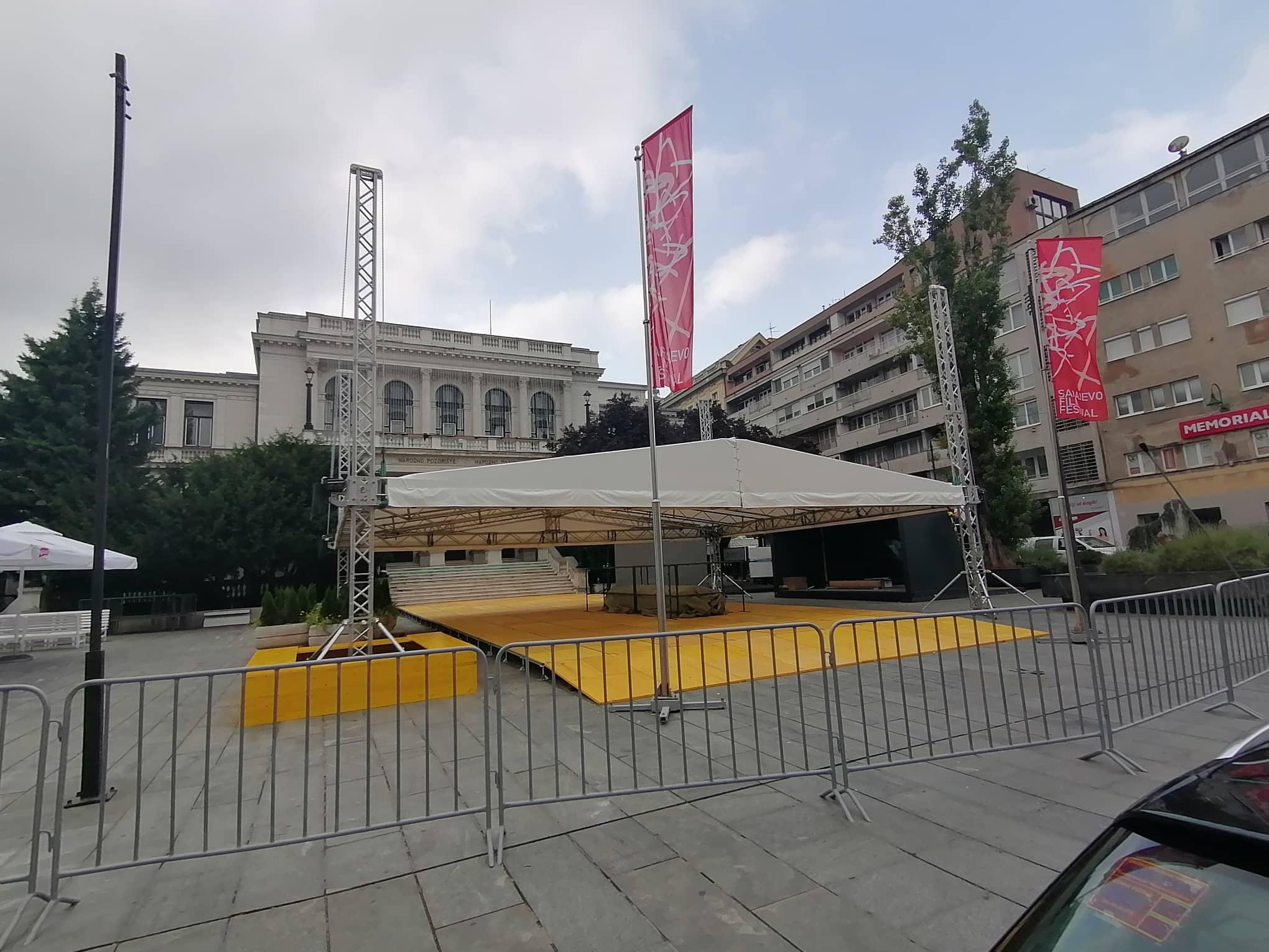 Šta se dešava ispred Narodnog pozorišta: Čeka se bosanski ćilim