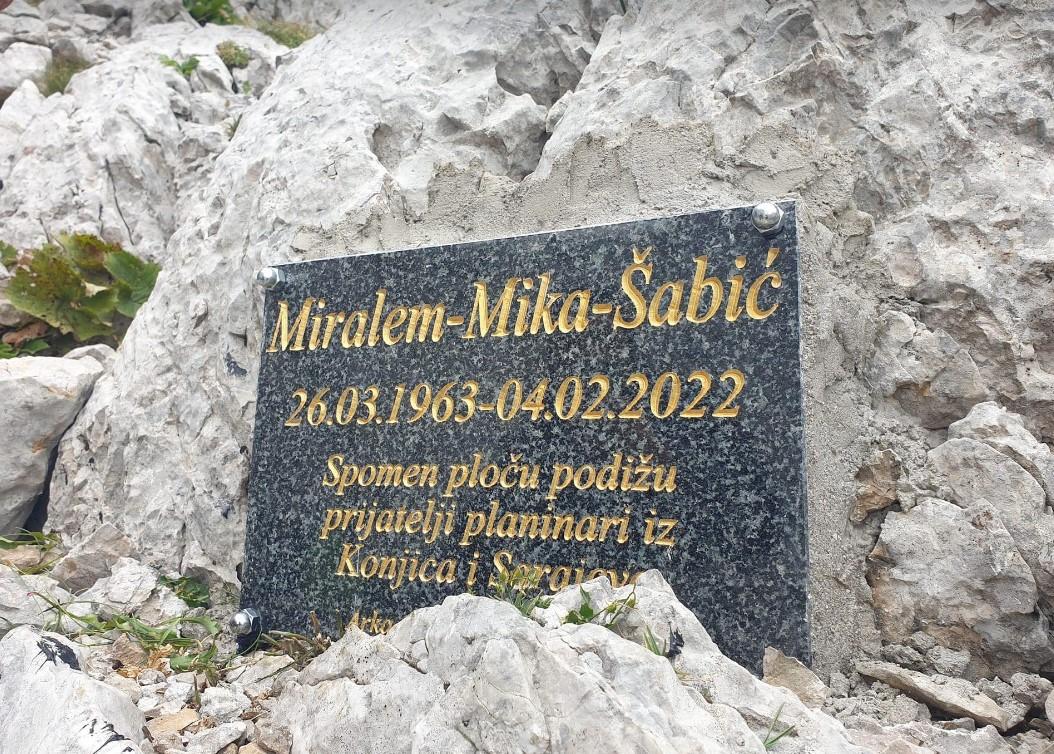 Otkrivena spomen-ploča rahmetli Miralemu Miki Šabiću
