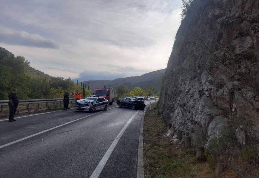 Opel Vectra udarila u brdo, a nakon dolaska policije na patrolni automobil naletio BMW