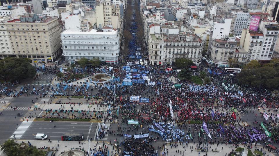 Hiljade ljudi na protestu - Avaz